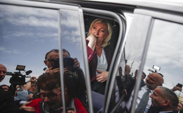 Marine Le Pen entra en su vehículo tras realizar una rueda de prensa en Vernon, Normandía.