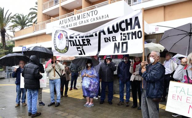 Imagen de archivo de una protesta contra la instalación del taller en el Muelle del Refugio. / ARCADIO SUÁREZ