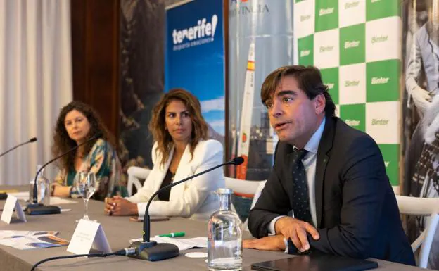 Miguel Ángel Suárez, junto a las responsables de Turismo de Cádiz y Tenerife. /c7