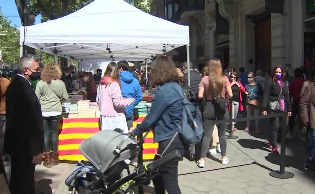 Imagen de archivo de la celebración de Sant Jordi en Barcelona. /
