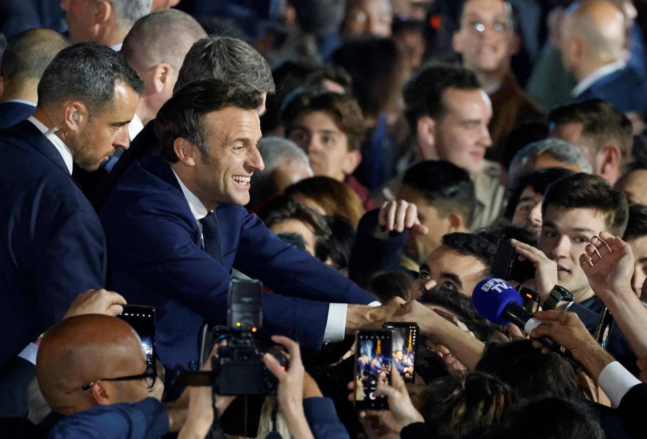 Emmanuel Macron saluda a los seguidores tras ganar las elecciones