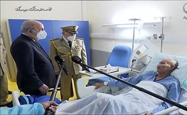 Captura de un vídeo que muestra la visita del presidente argelino, Abdelmayid Tebune (i), al líder del Frente Polisario, Brahim Ghali, en un hospital militar de Argel.