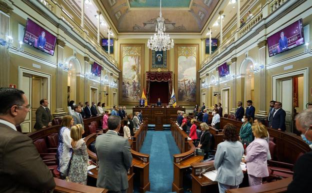 El Parlamento guardó un minuto de silencio por las víctimas fallecidas en la Ruta Canaria. /EFE