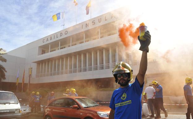 Imagen de una protesta de bomberos del Consorcio ante el Cabido de Gran Canaria. 