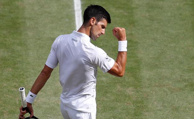 Novak Djokovic celebra un punto en Wimbledon 2021.