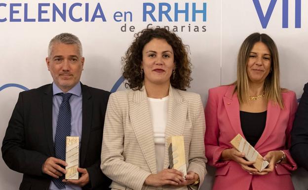 Paula Cantero recoge el Premio a la Excelencia en Recursos Humanos en Canarias. /c7