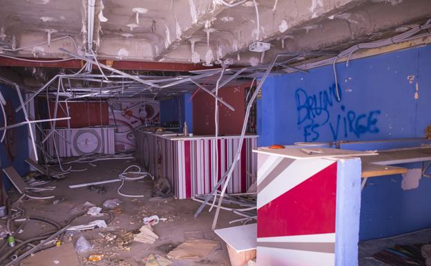 Foto de archivo del interior abandonado y ruinoso del centro comercial Metro. / C7