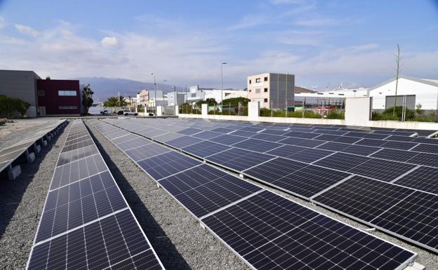 Imagen de archivo de placas solares instaladas en la sede de este periódico en la zona de Arinaga, al sur de Gran Canaria. 