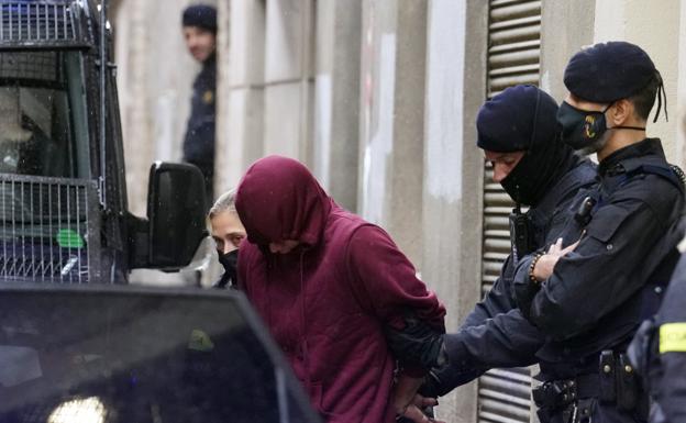 The Mossos d'Esquadra guard the alleged perpetrator of the brutal sexual assault on a minor in Igualada.