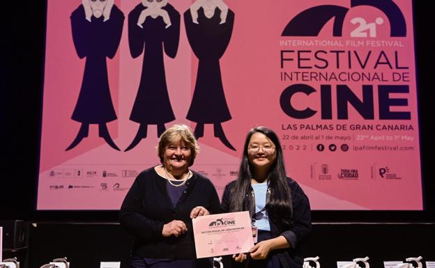 La cineasta vietnamita recibe su Mención Especial por el documental 'Children of the Mist', de manos de Tina Lokk, en Miller. / C7