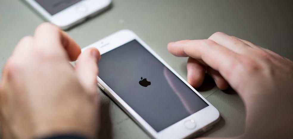 The EU accuses Apple of abusing its position with its mobile payment service