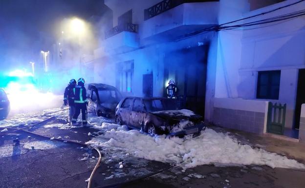 Los bomberos de la capital extinguen el incendio de vehículos de la madrugada 16 de abril en el barrio de el Charco. 