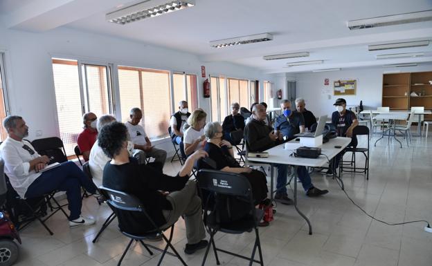 Reunión del Foro por La Isleta, en la plaza del Pueblo, para tratar el asunto del taller de megayates. / JUAN CARLOS ALONSO