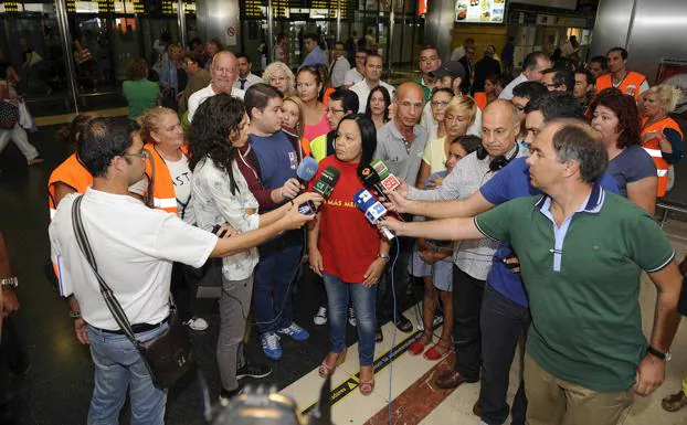Margarita Alonso atiende a los medios de comunicación en su última huelga de hambre en el aeropuerto antes de que Aena firmase el convenio. 
