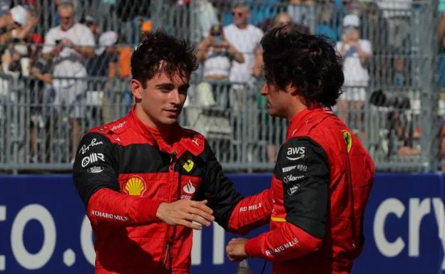 Charles Leclerc (l) and Carlos Sainz celebrate their first and second place on the grid in Miami. 