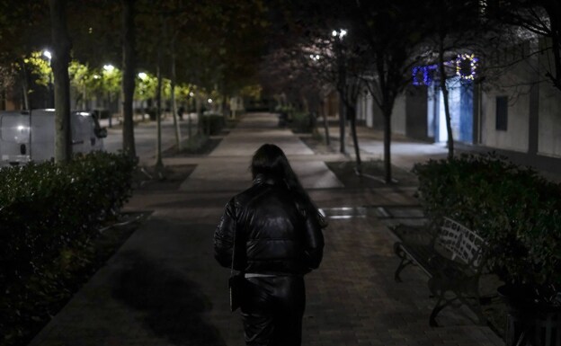 La noche, el momento más vulnerable para las mujeres que caminan solas. 