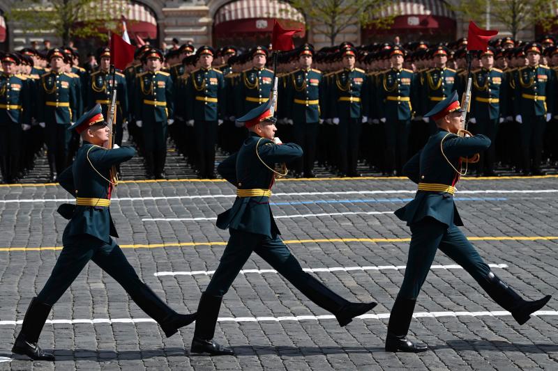 Varios soldados desfilan en Moscú, durante el Dïa de la Victoria. 
