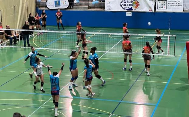 Las jugadoras del Club Voleibol Guía, de azul, en la reciente Final de la Liga Canaria Sénior en la que quedaron campeonas. 