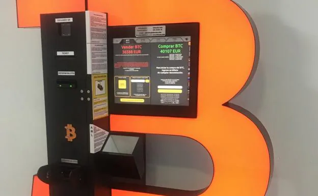 Image of the cryptocurrency ATM installed in the El Muelle Shopping Center. 