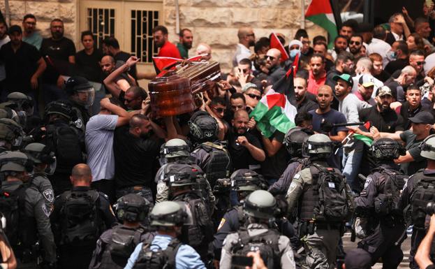 Familiares y amigos llevan el ataúd de Shireen Abú Akleh./REUTERS
