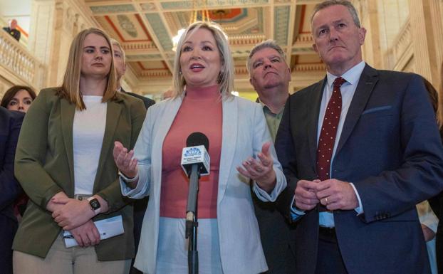 Michelle O'Neill, líder y candidata del Sinn Féin al cargo de ministro Principal, durante una rueda de prensa tras la fallida sesión del viernes en el Parlamento de Irlanda del Norte/