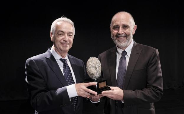 Fernando Reinares, a la derecha, recibe el premio de la Asociación 11-M