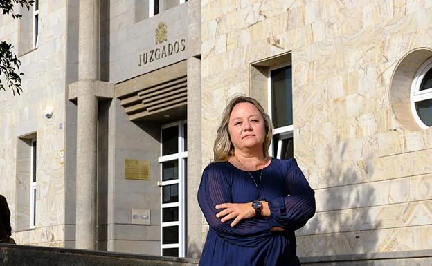 Elena Ruiz, ante el edificio principal de los Juzgados de Puerto del Rosario. 