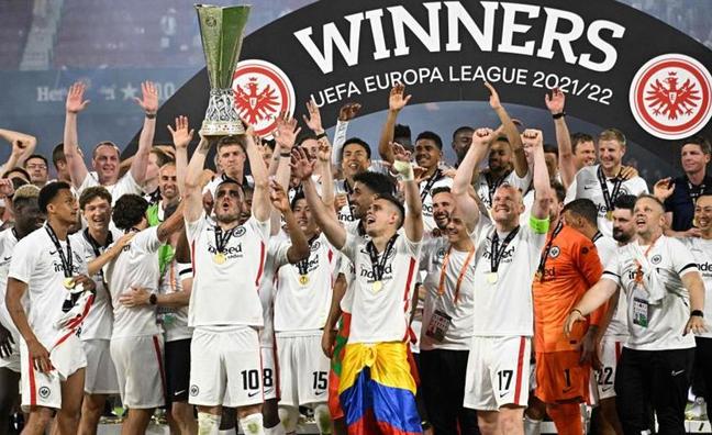 Los jugadores del Eintracht levantan el trofeo de la Liga Europa./Afp