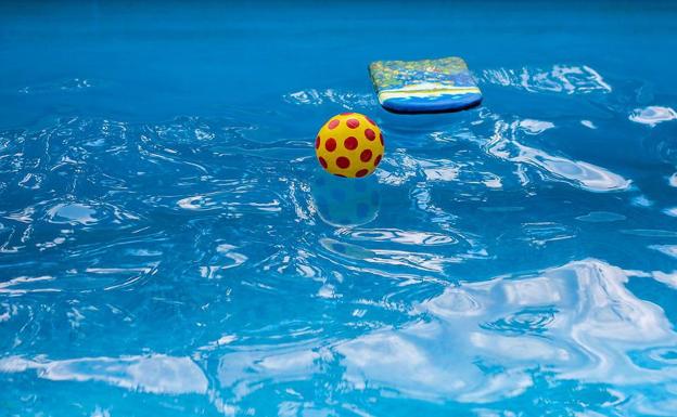 Salvan a un niño de 3 años a punto de ahogarse en una piscina en Yaiza