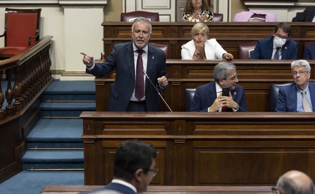 El presidente de Canarias, Ángel Víctor Torres, ayer en la sesión de control del Parlamento. / EFE