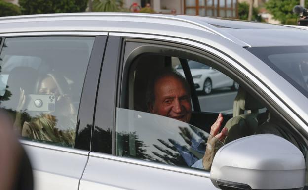 El rey Juan Carlos, saludando al llegar a Sanxenxo. /EFE