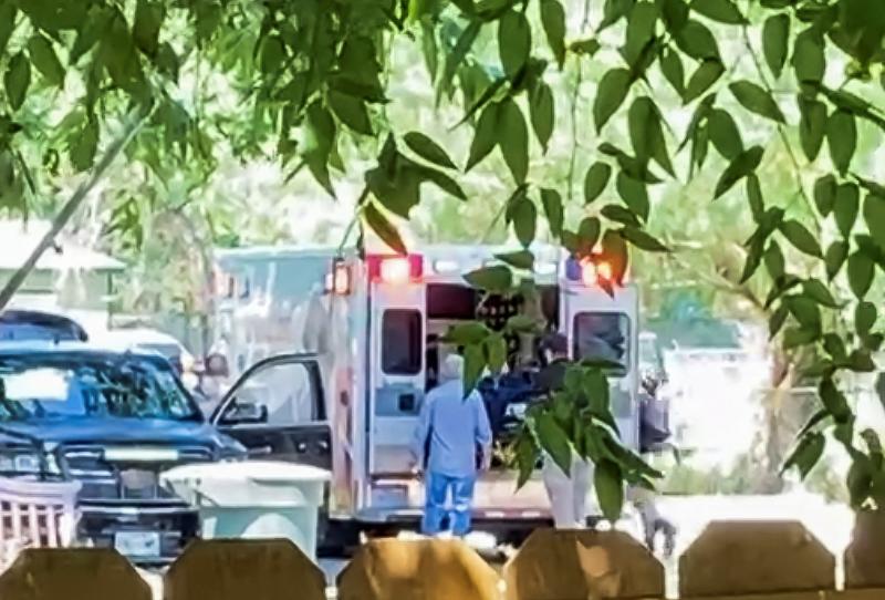Una ambulancia evacúa a uno de los heridos en el tiroteo.