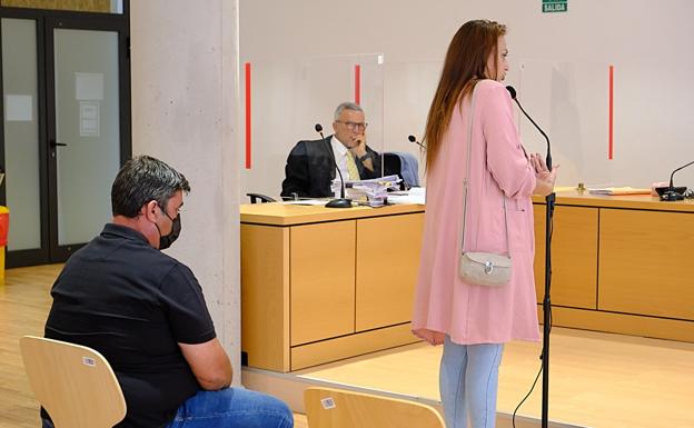 José Juan Herrera Martel, concejal de Obras y acusado, su abogado Raúl MIranda y Yaiza Sotorrío, denunciante y supuesta víctima. 