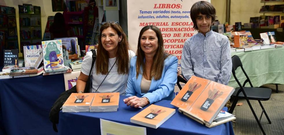 Vanesa Delgado signs copies of 'The recipes that I tell you' at the Book Fair