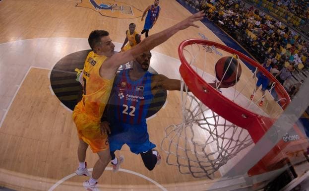 The Argentinian Brussino tries to block Higgins during the duel between Granca and Barça at the Arena. 