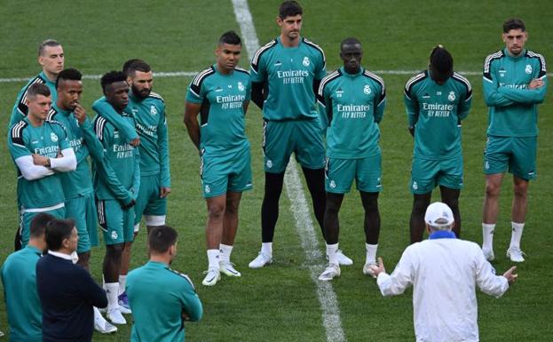 Carlo Ancelotti, arengando a sus tropas en el Stade de France. /Paul Ellis (Afp)