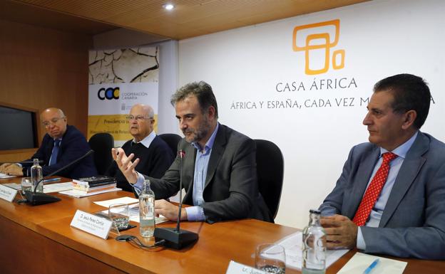 The Secretary of State for Migration, Jesús Perea, together with those responsible for cooperation at Casa África. 
