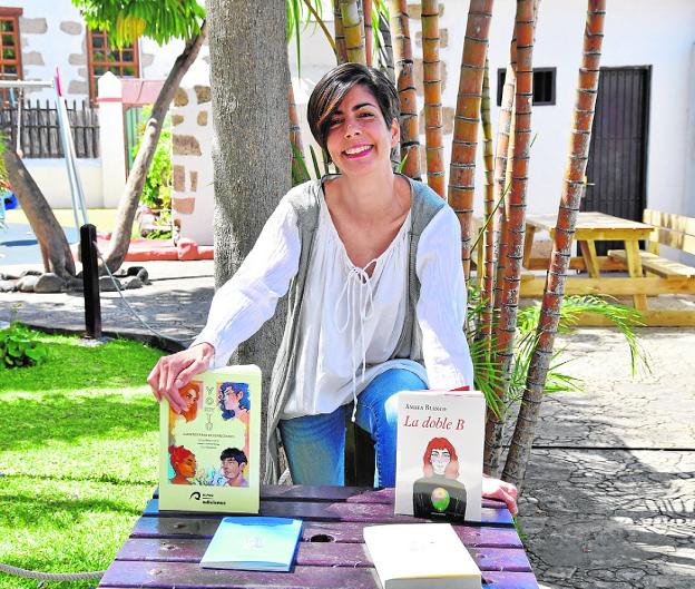 Amaya Blanco posa en el parque de Santa Rosalía junto a sus dos nuevos libros. 