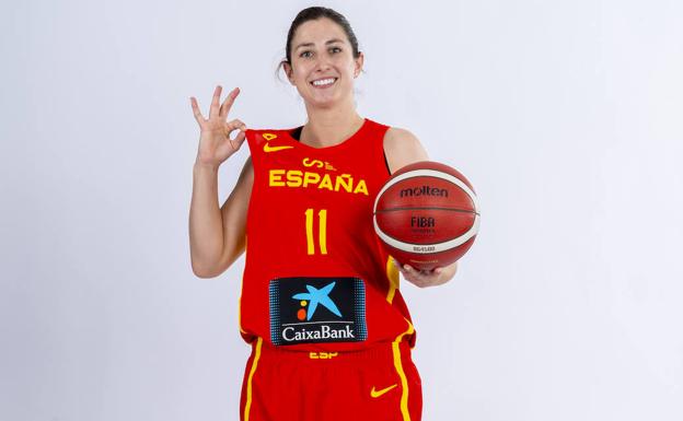 La jugadora grancanaria Leonor Rodríguez posa en la sesión de fotos de la selección. /feb