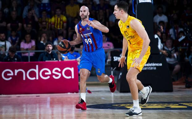 Catalan forward Miquel Salvó defends Calathes during the first match at the Palau. 