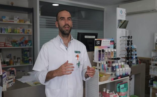 Mateo, dueño de la farmacia de Villalgordo del Júcar (Albacete), será el tutor de uno de los becarios./R. C.