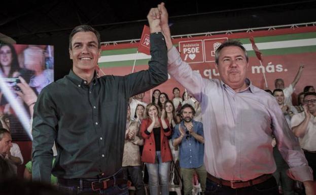 Pedro Sánchez y Juan Espadas en un mitin del PSOE este sábado en Dos Hermanas (Sevilla).