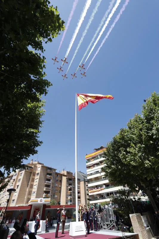 La patrulla Águila sobrevuela el cielo de Huesca antes del comienzo del Desfile de las Fuerzas Armadas. 