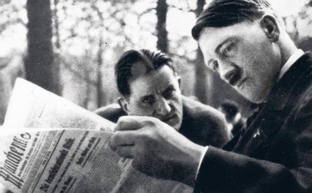 Ernst Hanfstaengl, Putzi, with Adolf Hitler at Café Heck in 1930.