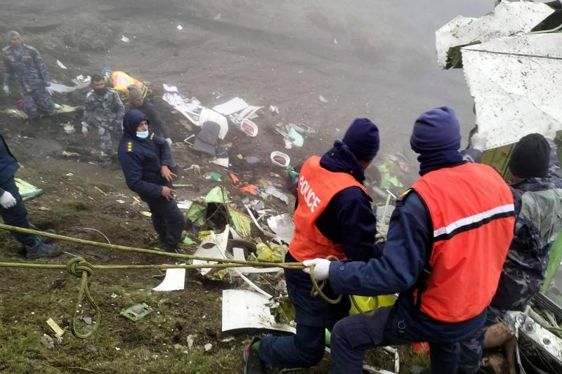 Servicios de rescate, en la zona donde se han localizado los restos del avión siniestrado. /Afp