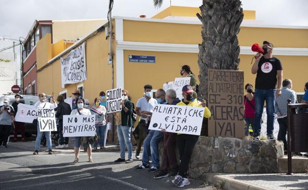 Imagen de archivo de las protestas que protagonizaron los vecinos en junio de 2021. / ARCADIO SUÁREZ