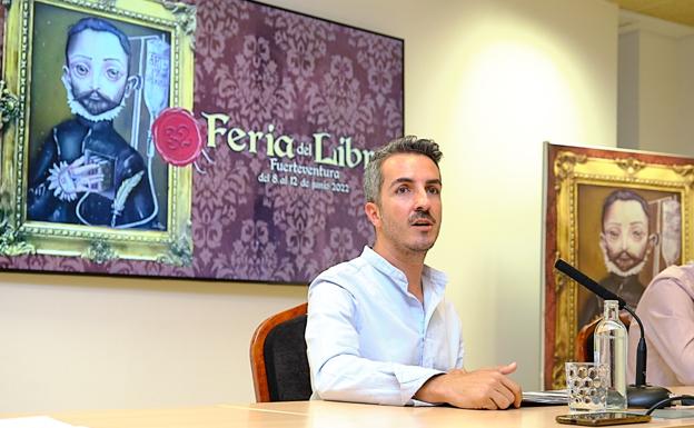 Rayco León, consejero de Cultura, con el cartel de esta edición de la Feria Insular. 