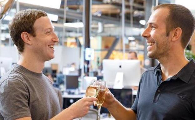 Mark Zuckerberg, fundador de Facebook y el español Javier Oliván.