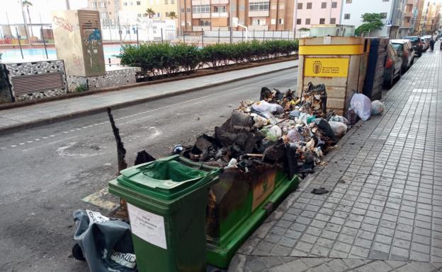 Imagen de algunos de los contenedores calcinados en la calle Secretario Padilla. / C7