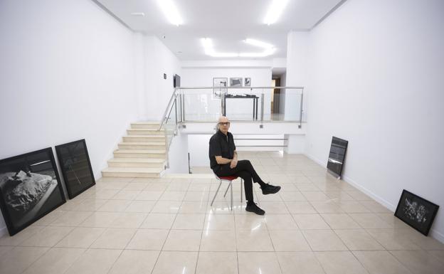 El artista grancanario Franciso Naranjo, el pasado miércoles, en pleno montaje de 'Black', muestra con la que se inaugura la nueva sede. / COBER